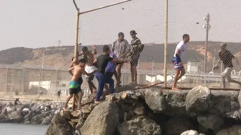 Imagen de los migrantes llegando a Ceuta Imagen de los migrantes llegando a Ceuta