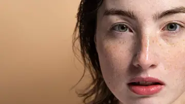 Mujer con pecas Mujer con pecas