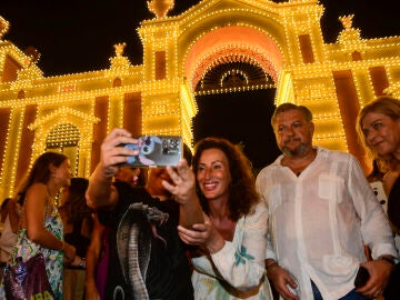 La alcaldesa de Almería, María del Mar Vázquez, junto al concejal de Cultura, Diego Cruz, tras realizar el encendido de la portada del recinto ferial de Almería el pasado día 18. La alcaldesa de Almería, María del Mar Vázquez, junto al concejal de Cultura, Diego Cruz, tras realizar el encendido de la portada del recinto ferial de Almería el pasado día 18.