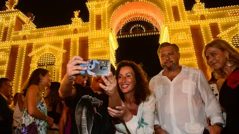 La alcaldesa de Almería, María del Mar Vázquez (c), junto al concejal de Cultura, Diego Cruz, tras realizar el encendido de la portada del recinto ferial de Almería el pasado día 18. La alcaldesa de Almería, María del Mar Vázquez (c), junto al concejal de Cultura, Diego Cruz, tras realizar el encendido de la portada del recinto ferial de Almería el pasado día 18.