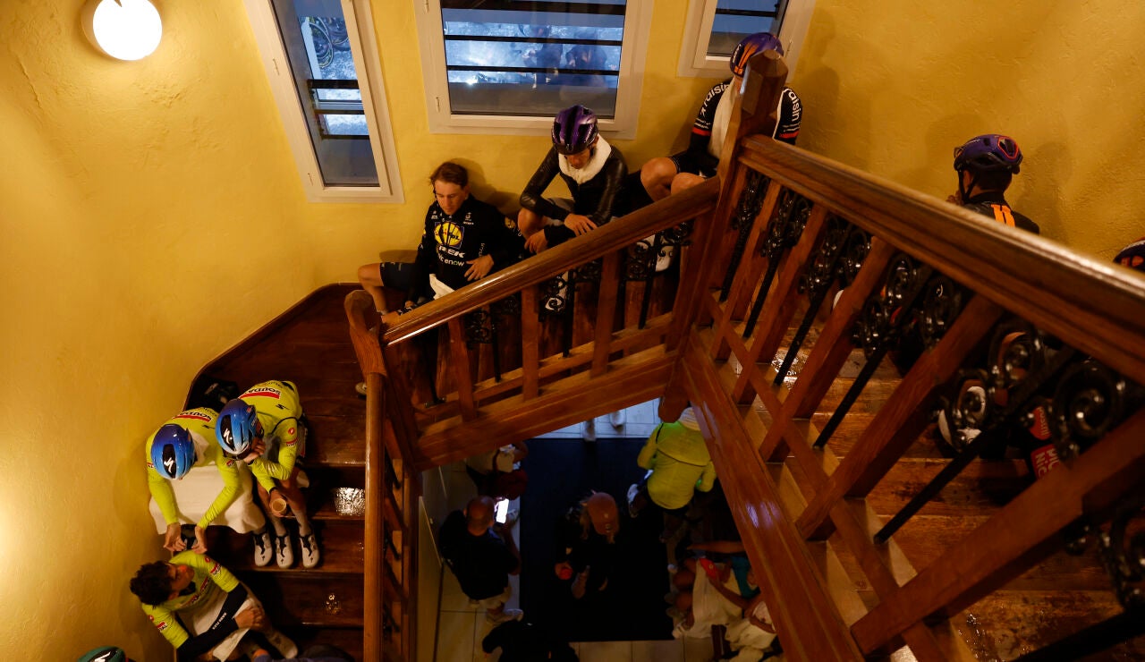 Imagen de varios ciclistas resguard&aacute;ndose en un hotel