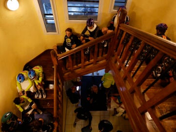 Imagen de varios ciclistas resguard&aacute;ndose en un hotel
