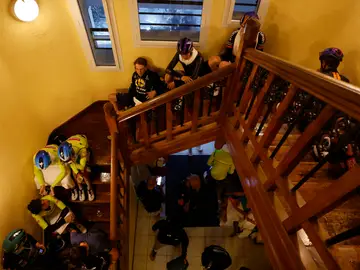 Imagen de varios ciclistas resguardándose en un hotel Imagen de varios ciclistas resguardándose en un hotel