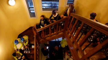 Imagen de varios ciclistas resguard&aacute;ndose en un hotel