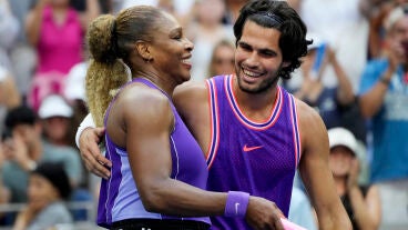 Carlos Alcaraz junto a Serena Williams en la Arthur Ashe