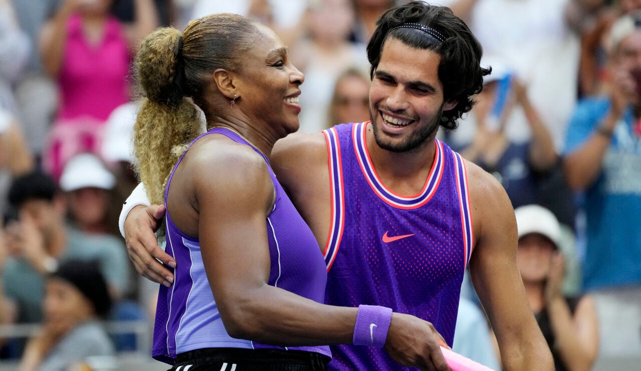Carlos Alcaraz junto a Serena Williams en la Arthur Ashe
