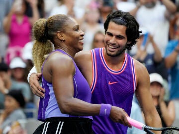 Carlos Alcaraz junto a Serena Williams en la Arthur Ashe