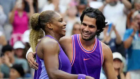 Carlos Alcaraz junto a Serena Williams en la Arthur Ashe Carlos Alcaraz junto a Serena Williams en la Arthur Ashe