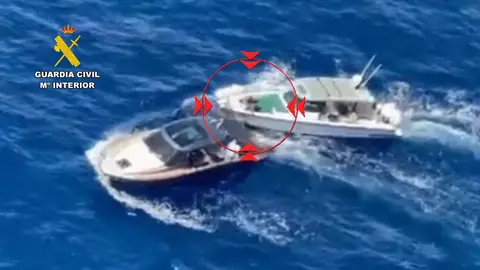 El ladrón de un barco de un millón de euros en Mallorca embiste a la Guardia Civil durante una persecución hasta Ibiza. El ladrón de un barco de un millón de euros en Mallorca embiste a la Guardia Civil durante una persecución hasta Ibiza.