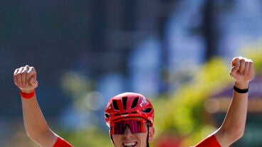 Tadej Pogacar celebra su victoria en Andorra