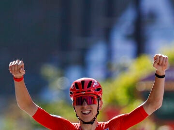 Tadej Pogacar celebra su victoria en Andorra