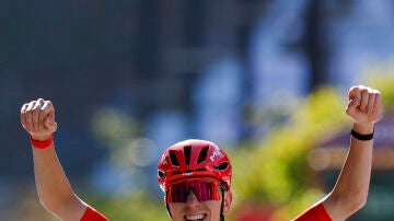 Tadej Pogacar celebra su victoria en Andorra
