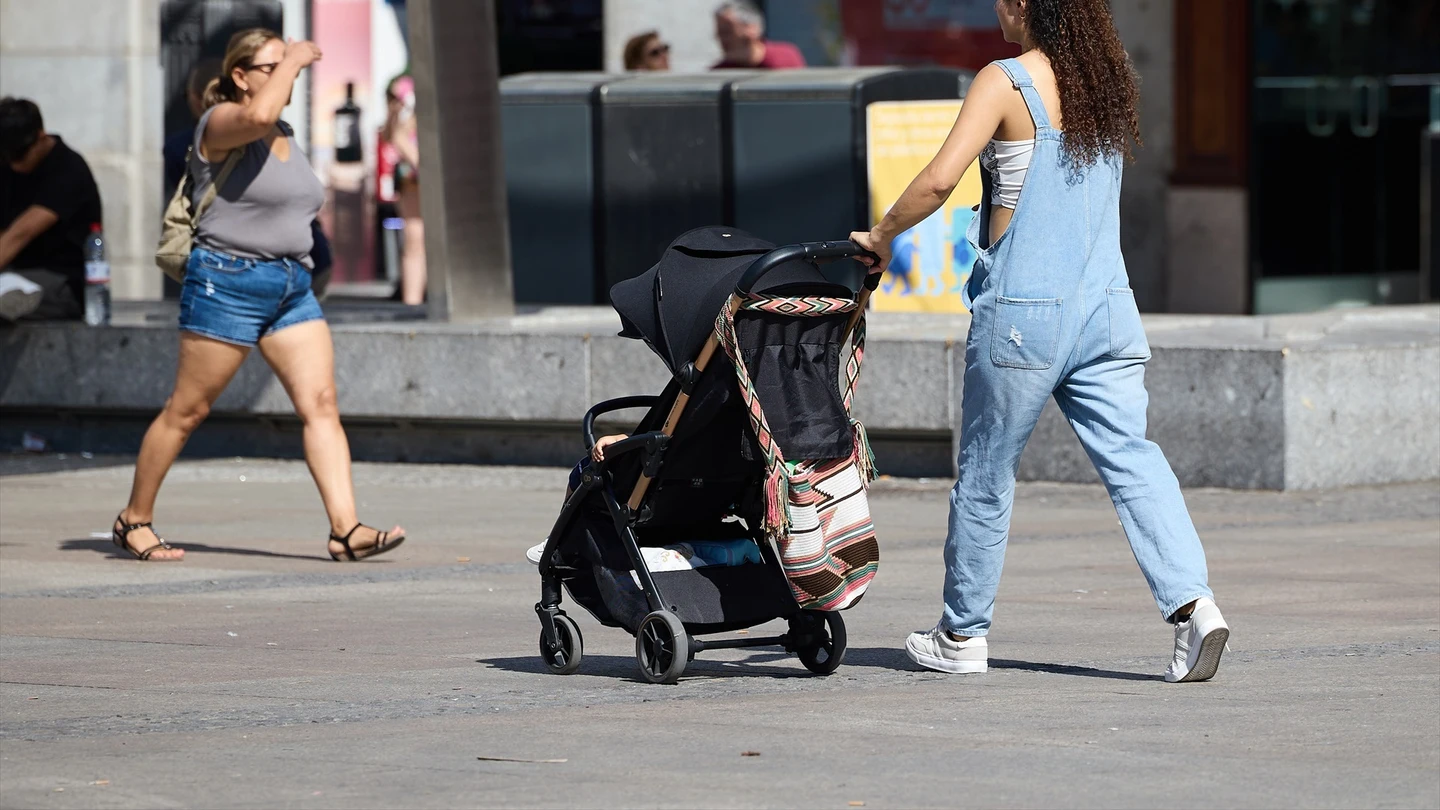 Imagen de una mujer con un carrito de bebé Imagen de una mujer con un carrito de bebé