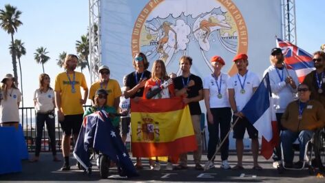 Sin manos ni pies, la parasurfista Sarah Almagro vuelve a hacer historia sobre la tabla