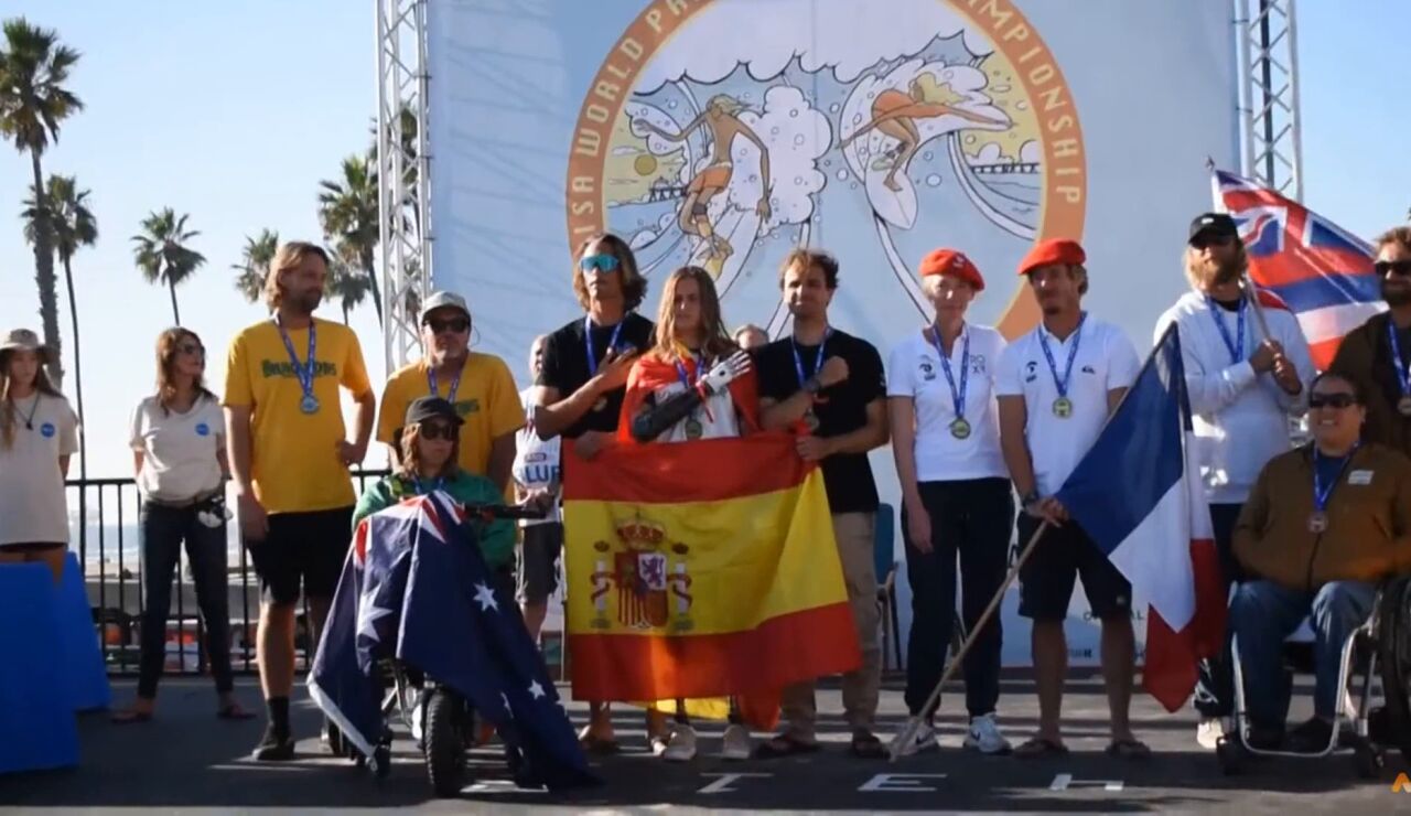 Sin manos ni pies, la parasurfista Sarah Almagro vuelve a hacer historia sobre la tabla