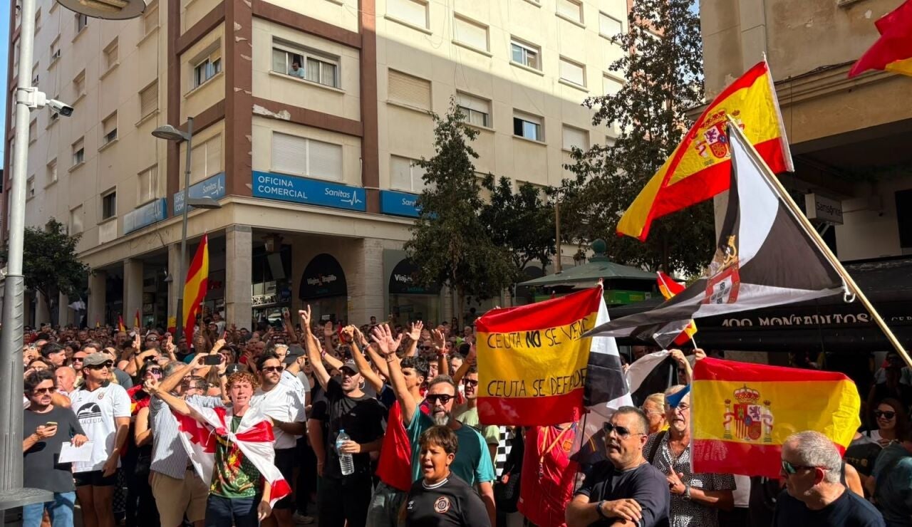 Centenares de ceut&iacute;es marchan contra la gesti&oacute;n del Gobierno de la crisis migratoria.