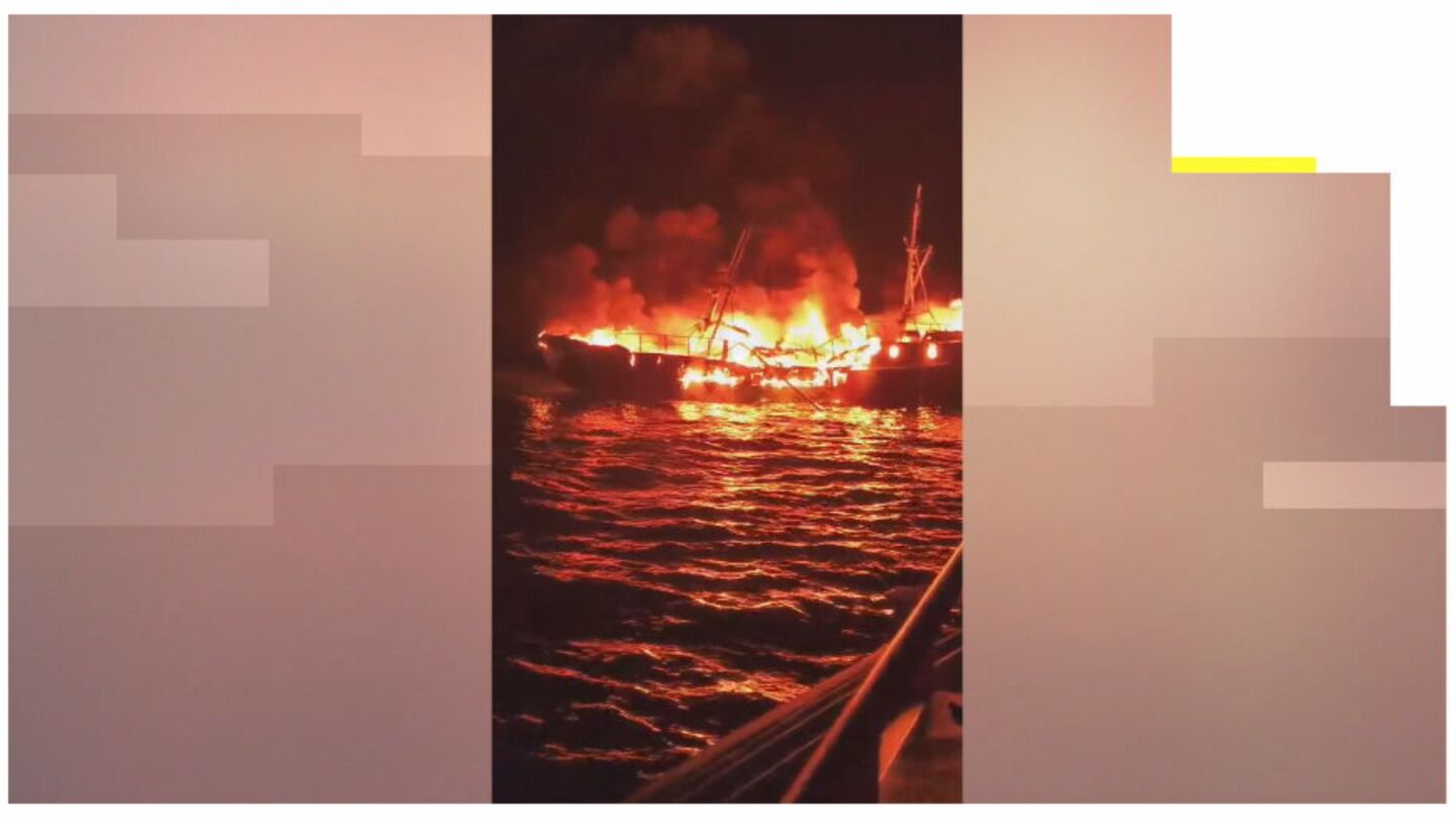 Imagen del barco ardiendo