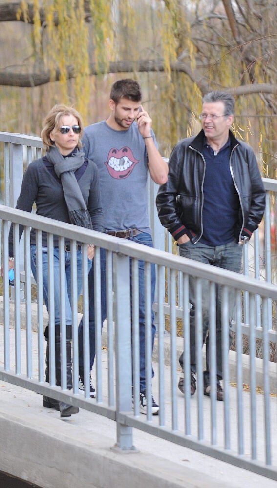 Gerard Piqué junto a sus padres Joan Piqué y Montserrat Bernabeu 