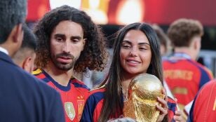 Cucurella y su pareja Claudia Rodr&iacute;guez