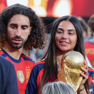 Cucurella y su pareja Claudia Rodr&iacute;guez
