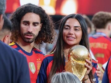 Cucurella y su pareja Claudia Rodr&iacute;guez