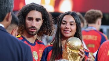 Cucurella y su pareja Claudia Rodr&iacute;guez