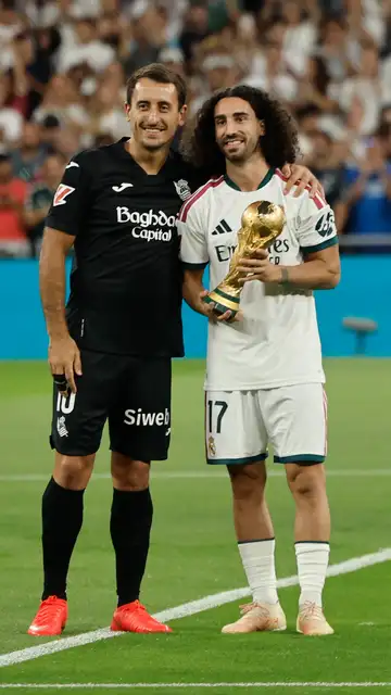 Cucurella y Oyarzabal con la copa del mundo en el Bernabéu Cucurella y Oyarzabal con la copa del mundo en el Bernabéu