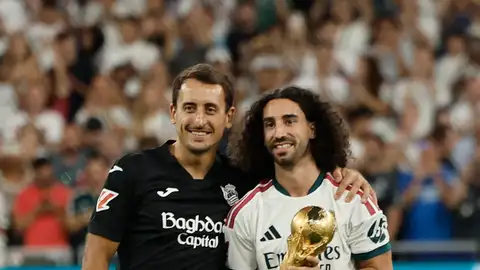 Cucurella y Oyarzabal con la copa del mundo en el Bernabéu Cucurella y Oyarzabal con la copa del mundo en el Bernabéu
