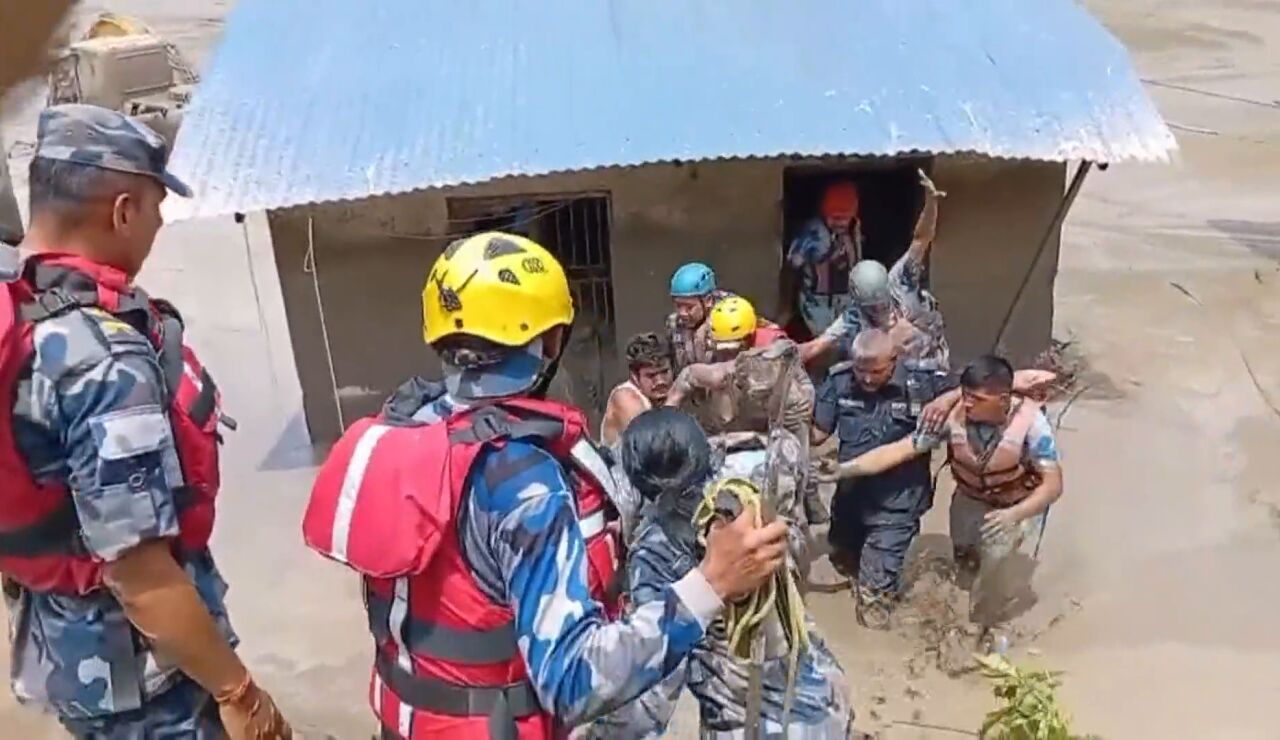 Dos espa&ntilde;oles, entre los 403 desaparecidos tras la riada que deja al menos 55 muertos en Nepal