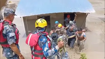 Dos españoles, entre los 403 desaparecidos tras la riada que deja al menos 55 muertos en Nepal Dos españoles, entre los 403 desaparecidos tras la riada que deja al menos 55 muertos en Nepal