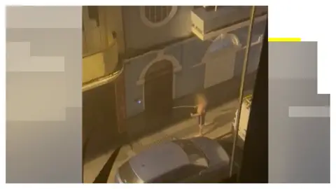 Miedo en Las Palmas de Gran Canaria por los ataques de un vecino que insulta y golpea las puertas Miedo en Las Palmas de Gran Canaria por los ataques de un vecino que insulta y golpea las puertas