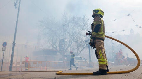 Un bombero realiza labores de vigilancia durante una fiesta de pirotecnia, en una imagen de archivo
