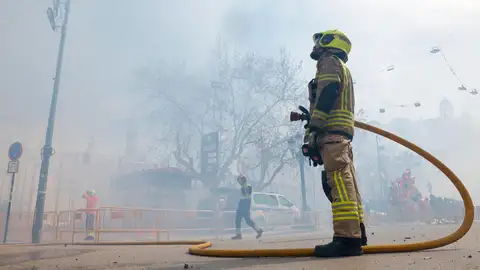 Un bombero realiza labores de vigilancia durante una fiesta de pirotecnia, en una imagen de archivo Un bombero realiza labores de vigilancia durante una fiesta de pirotecnia, en una imagen de archivo