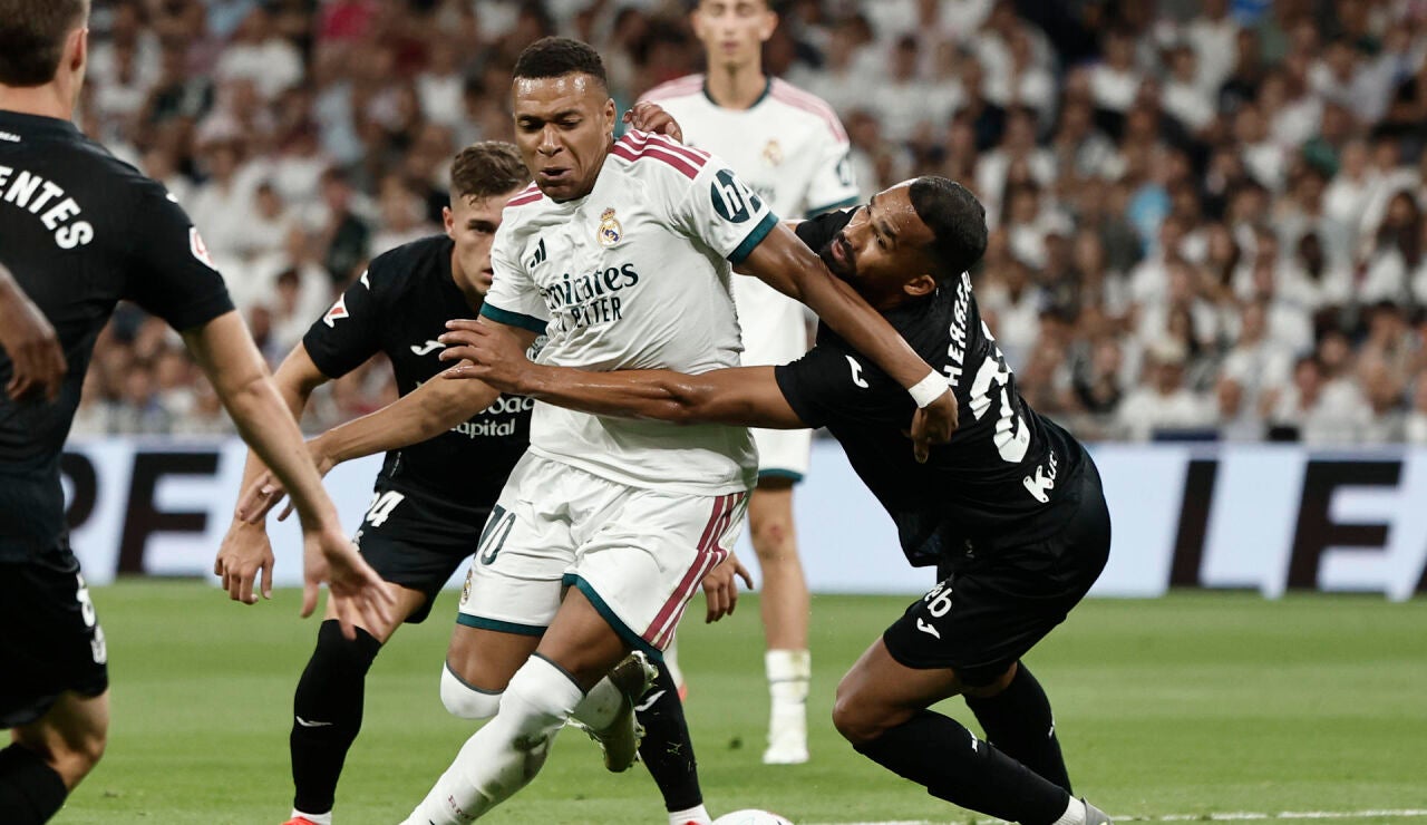 Mbapp&eacute; se pelea en la frontal ante la Real Sociedad