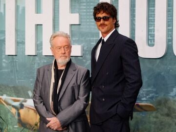 Ridley Scott y Jacob Elordi en la premiere de La constelaci&oacute;n del perro