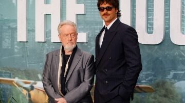 Ridley Scott y Jacob Elordi en la premiere de La constelaci&oacute;n del perro