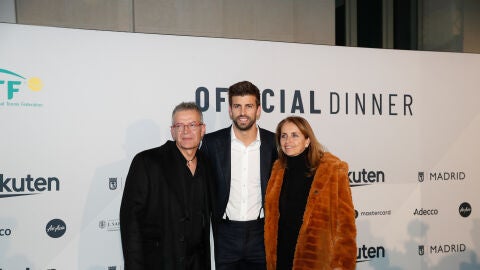 Gerard Piqué junto a sus padres Joan Piqué y Montserrat Bernabeu 