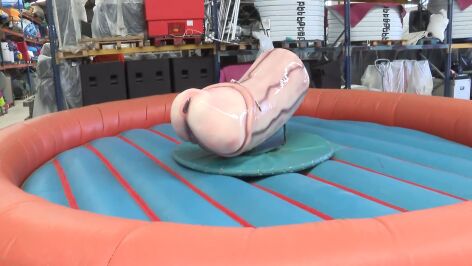 El toro mec&aacute;nico con forma de pene