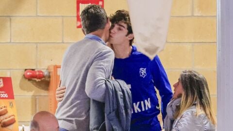 Iñaki Urdangarin junto a su hijo Pablo en un partido de balonmano