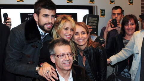 Gerard Piqué y Shakira junto a Joan Piqué y Montserrat Bernabeu 