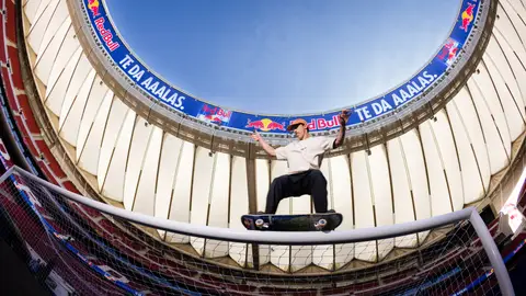 Danny León, sobre el larguero de una portería del Metropolitano Danny León, sobre el larguero de una portería del Metropolitano