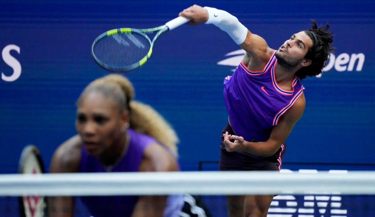 Carlos Alcaraz y Serena Williams, en acci&oacute;n en el dobles mixto del US Open