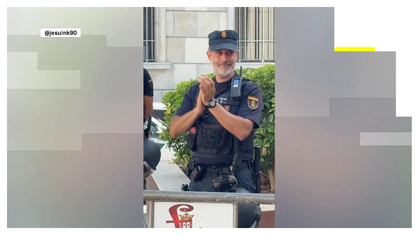 El agente de policía que se emociona con los aplausos de los vecinos de Ceuta. El agente de policía que se emociona con los aplausos de los vecinos de Ceuta.