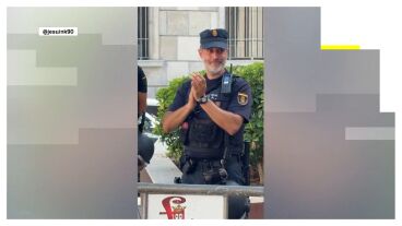 El agente de polic&iacute;a que se emociona con los aplausos de los vecinos de Ceuta.