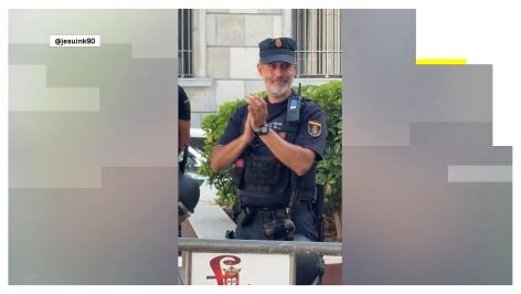El agente de polic&iacute;a que se emociona con los aplausos de los vecinos de Ceuta.