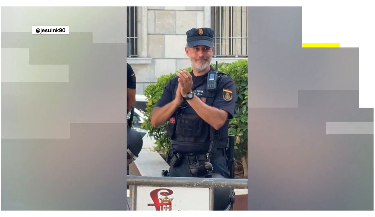 El agente de polic&iacute;a que se emociona con los aplausos de los vecinos de Ceuta.