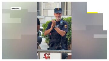 El agente de polic&iacute;a que se emociona con los aplausos de los vecinos de Ceuta.
