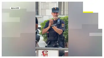 El agente de policía que se emociona con los aplausos de los vecinos de Ceuta. El agente de policía que se emociona con los aplausos de los vecinos de Ceuta.