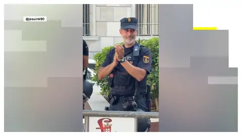 El agente de policía que se emociona con los aplausos de los vecinos de Ceuta. El agente de policía que se emociona con los aplausos de los vecinos de Ceuta.