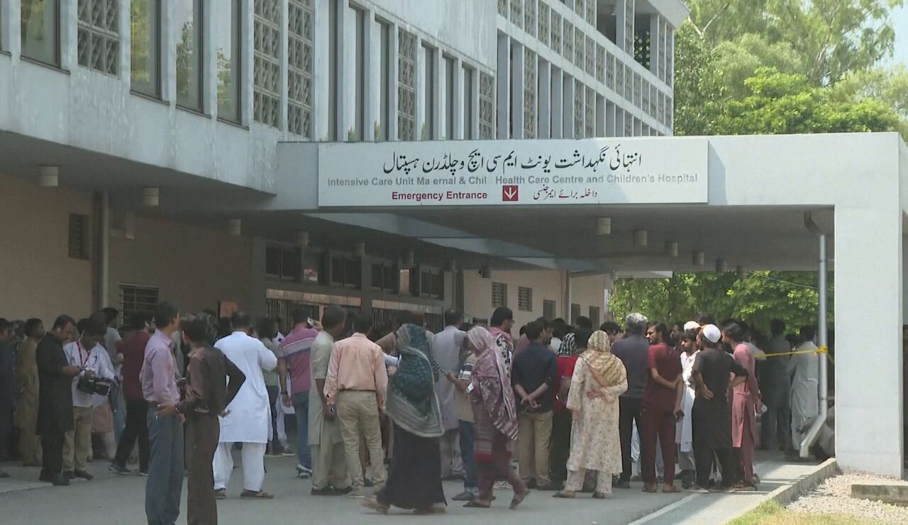 Hospital incendiado en Pakist&aacute;n
